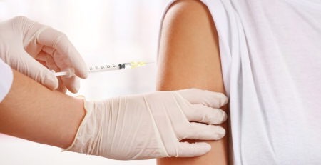 COVID-19: SAGE recomenda reforço adicional para grupo de alta prioridade que inclui adultos mais jovens com doenças cardíacas