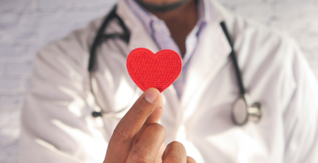 Cardiologistas de intervenção divulgam acesso radial distal entre profissionais de saúde